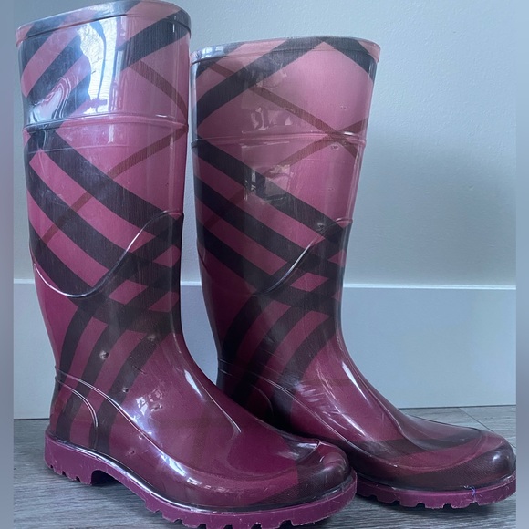 Burberry Fuchsia check rain boots. - Picture 5 of 6